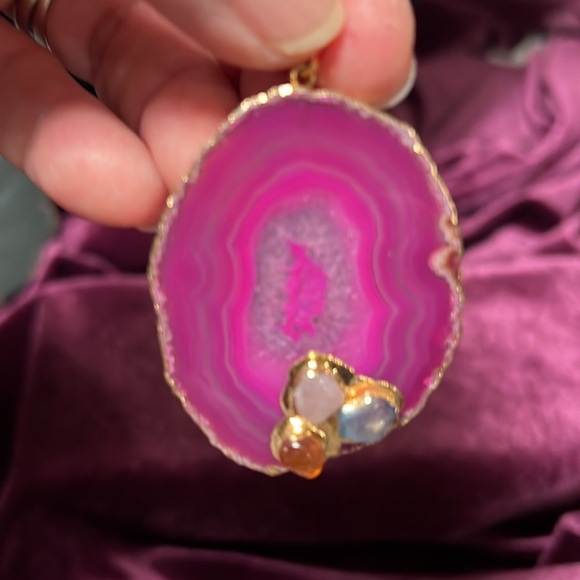 Agate Geode Slice Pendant gilded with gold plating and three gemstones. - Picture 3 of 12